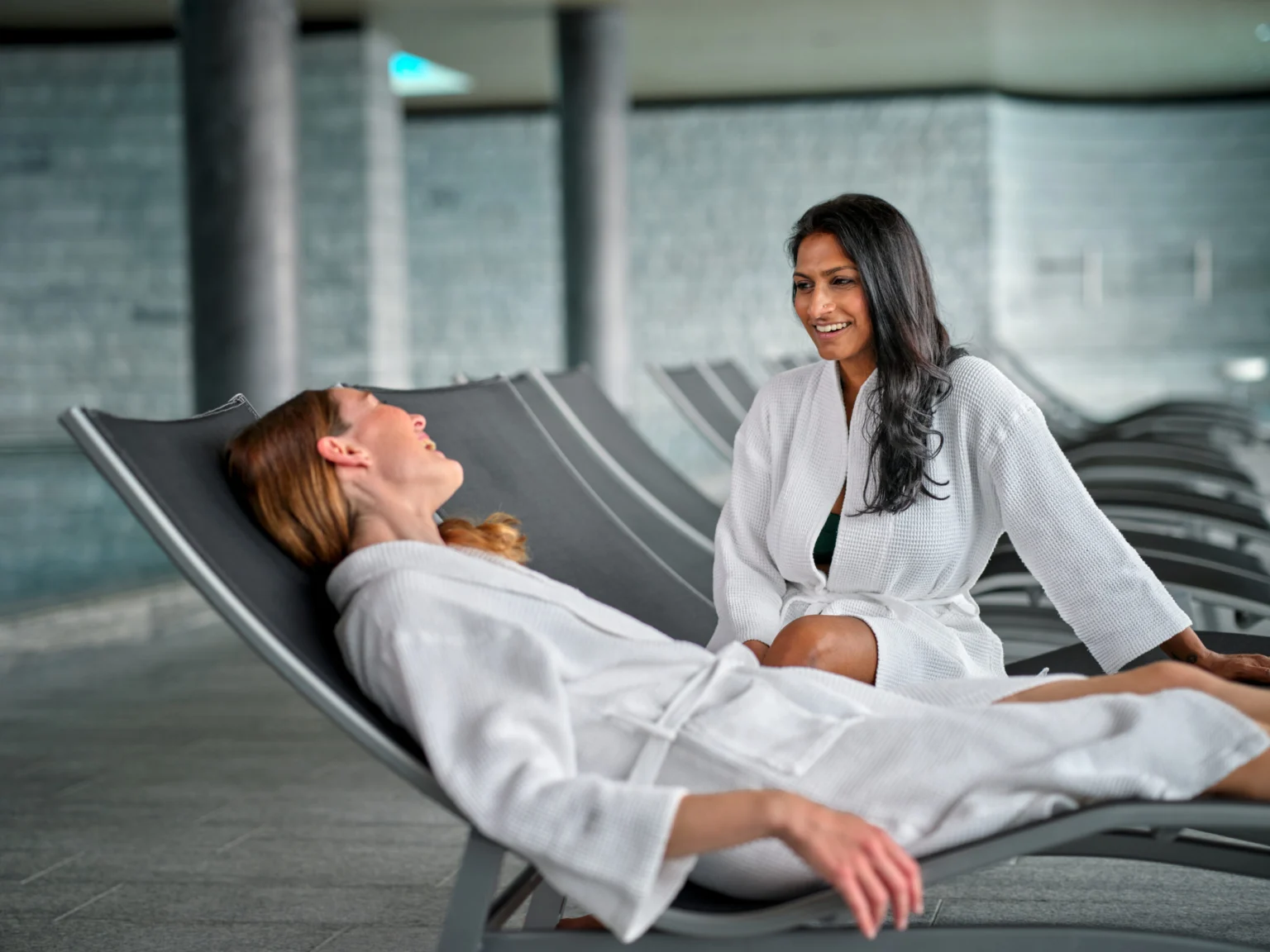 Mineralbad zwei Frauen auf den Liegestühlen (Copyright Luzern Tourismus)