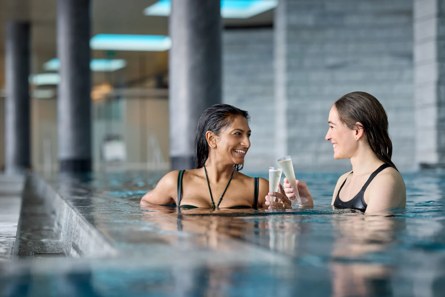 Mineralbad zwei Frauen mit Cüpli (Copyright Luzern Tourismus)