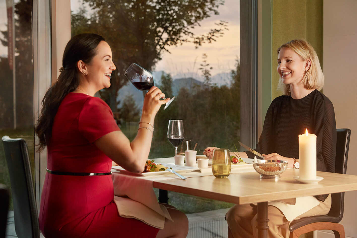 Restaurant Sunset mit Models (kleine Auflösung)